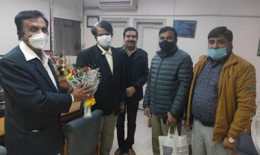 प्रमोद अरूण एजुकेशन फ़ाउन्डेशन ने बांटे मास्क, ओकसीमीटर और थर्मामीटर