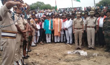 शहीद सतीश कुमार सिंह का पार्थिव शरीर राजकीय सम्मान के साथ उनके पैतृक निवास ग्राम मौधा पहुंचा
