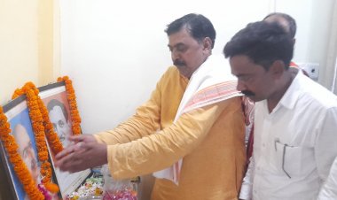 भाजपा कार्यकर्ताओं ने श्यामा प्रसाद मुखर्जी के चित्र पर पुष्प अर्पित कर दी श्रद्धांजलि