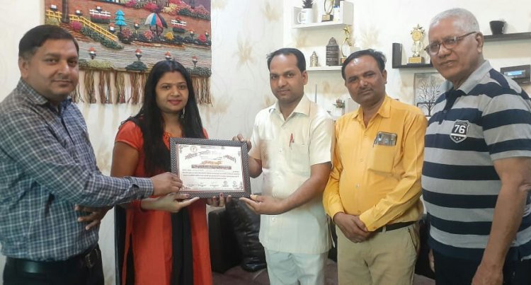महिला उन्नति संस्था द्वारा प्रशस्ति-पत्र देकर अनीता प्रजापति को किया गया सम्मानित