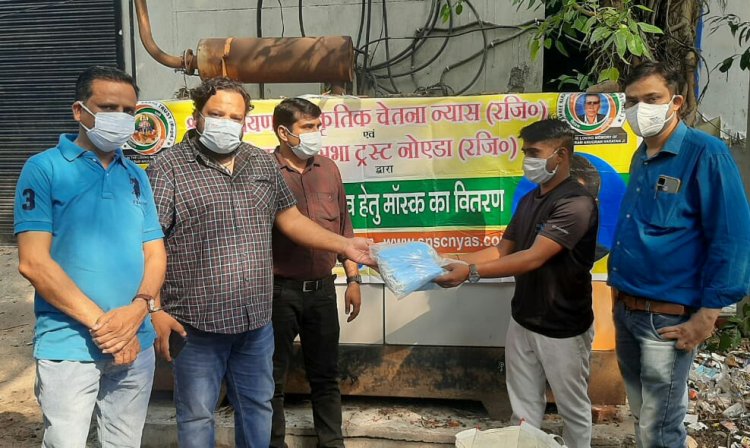 सीएमओ आफिस को दिए 1000 मास्क व 10 लीटर सेनेटाइजर