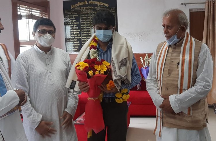 महर्षि आश्रम के वैदिक पंडितों द्वारा डीएम सुहास एलवाई का स्वस्तिवाचन के साथ स्वागत एवं आशीर्वाद
