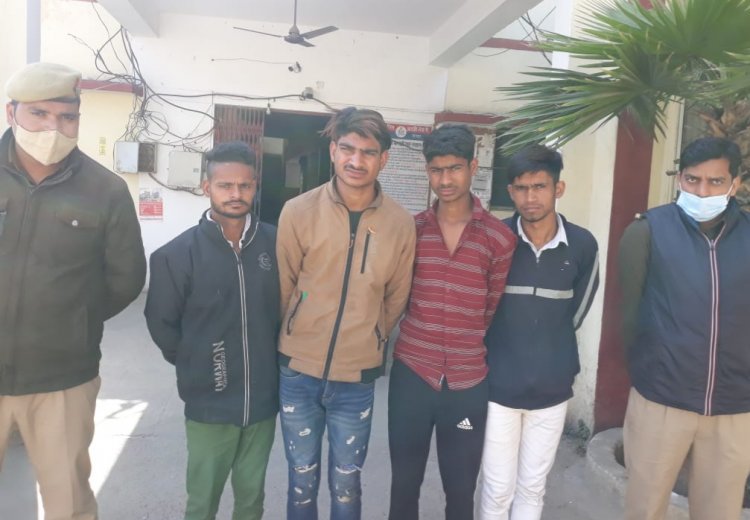 04 चोर अभियुक्त गिरफ्तार, कब्जे से चोरी की तीन स्ट्रीट लाईट बरामद