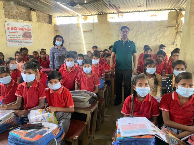 निशुल्क शिक्षा संस्थान में स्कूल बैग, पुस्तक व मास्क किए गए वितरित