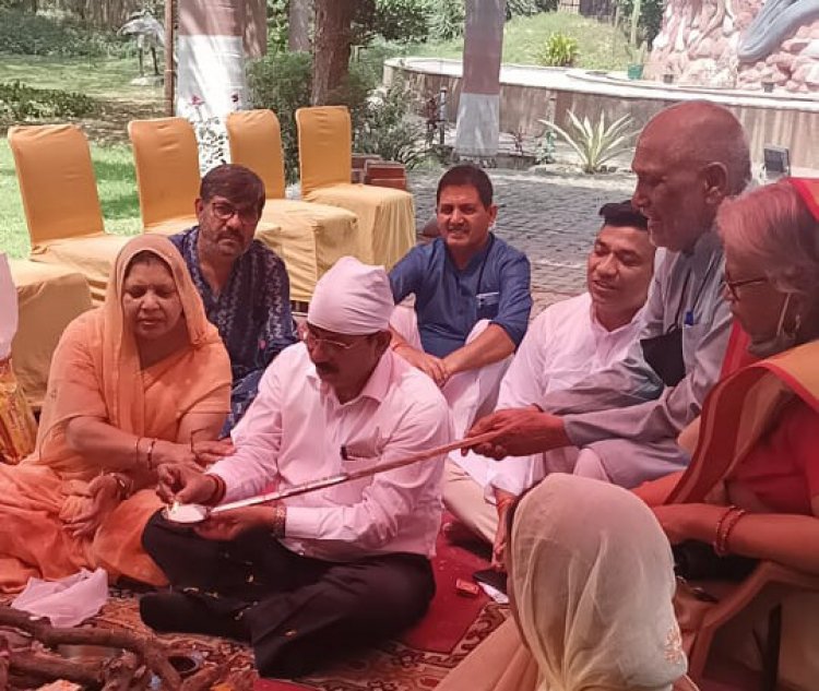 पुण्य आत्माओं की शांति के लिए किया हवन