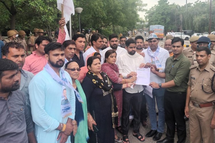 अग्निपथ योजना के खिलाफ आम आदमी पार्टी के कार्यकर्ताओं ने जिला मुख्यालय ग्रेटर नोएडा पर किया विरोध प्रदर्शन