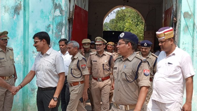 जिला कारागार का डीएम एसपी ने किया निरीक्षण