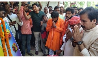 हवलदार सुरेश राजभर को श्रद्धांजलि देने पहुंचे कैबिनेट मंत्री अनिल राजभर