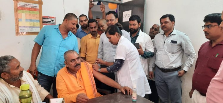 बिरनो सी एच सी पर प्रिकॉशन डोज का भाजपा नेता ने किया शुभारंभ