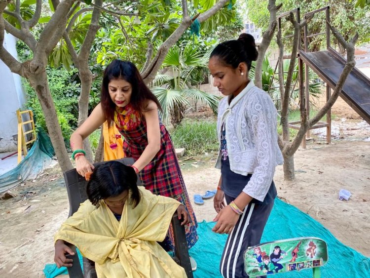 एथोमार्ट चेरिटबल ट्रस्ट द्वारा बच्चों को साफ़ सफ़ायी पर कार्यशाला के साथ निशुल्क हेयर कट किया गया