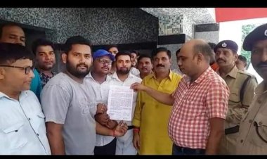नंदगंज रेलवे स्टेशन पर ट्रेनों के ठहराव के लिए सौंपा पत्रक