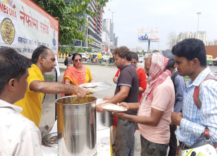नेफोमा रसोई मे जरूरतमन्दों ने 5 रुपए में भरपेट खाया भोजन