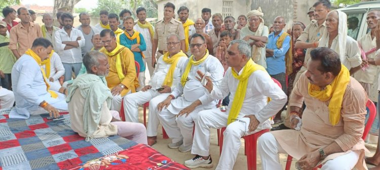 बिजली से हुई मौत, शोक संवेदना व्यक्त करने पहुंचे पूर्व मंत्री ओमप्रकाश राजभर