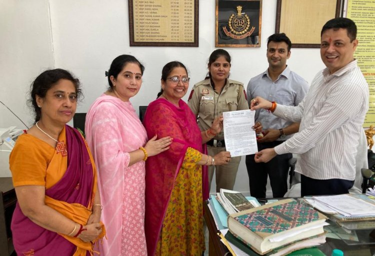 मालवीय नगर, दिल्ली पुलिस थाने में राष्ट्रध्वज सम्मान अभियान के बारे जागृति की गई