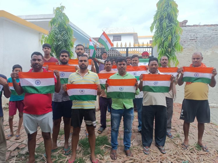 ग्राम प्रधान ने किया हर घर तिरंगा वितरण