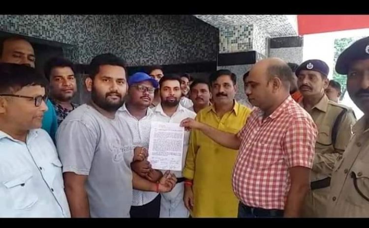 नंदगंज रेलवे स्टेशन पर ट्रेनों के ठहराव के लिए सौंपा पत्रक