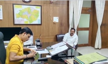 विधान परिषद सदस्य आशुतोष सिन्हा मिले जिलाधिकारी से