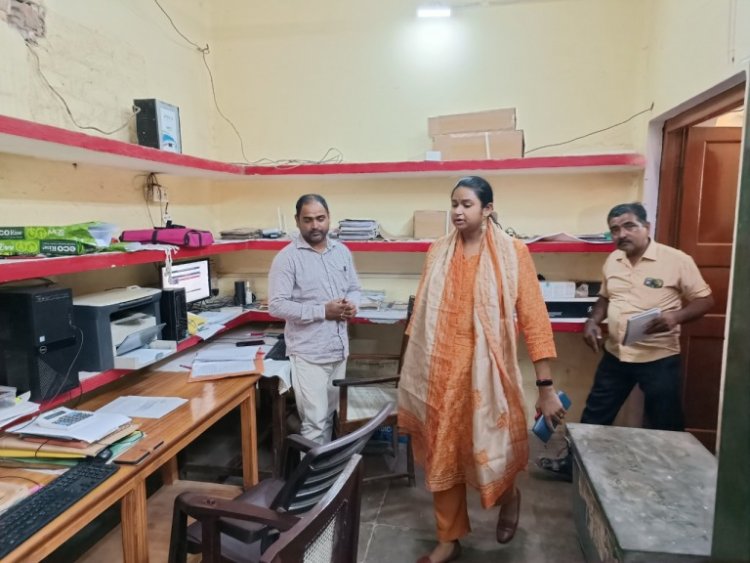 जिलाधिकारी आर्यका अखौरी हुई नाराज,  गंदगी फैलाने वाले कर्मचारियों की खैर नहीं