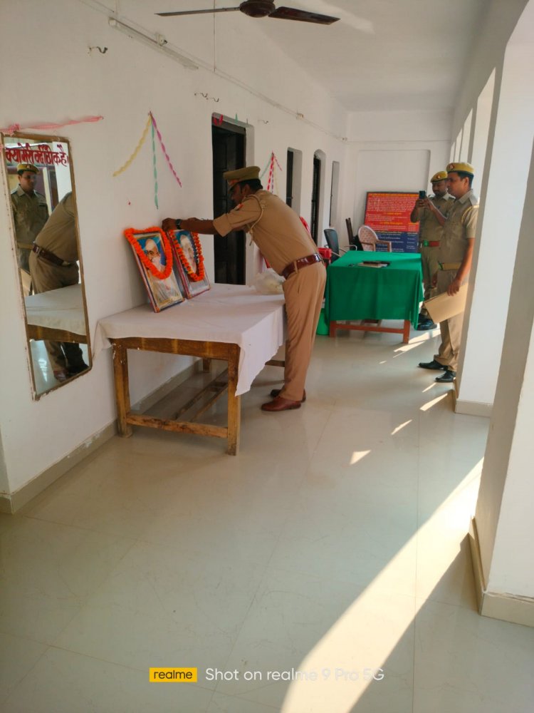 बिरनो थानाध्यक्ष ने महात्मा गाँधी और पुर्व प्रधानमंत्री लाल बहादुर शास्त्री  पर किया पुष्प अर्पित