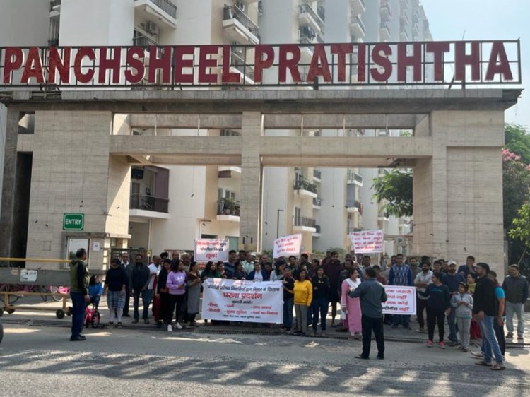 सेक्टर 75 पंचशील प्रतिष्ठा के निवासीयों ने बिल्डर के विरुद्ध किया जोरदार प्रदर्शन 
