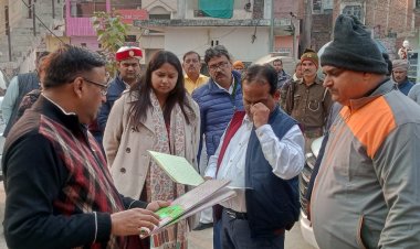 नगर पंचायत कार्यालय में गंदगी देख भड़की डीएम