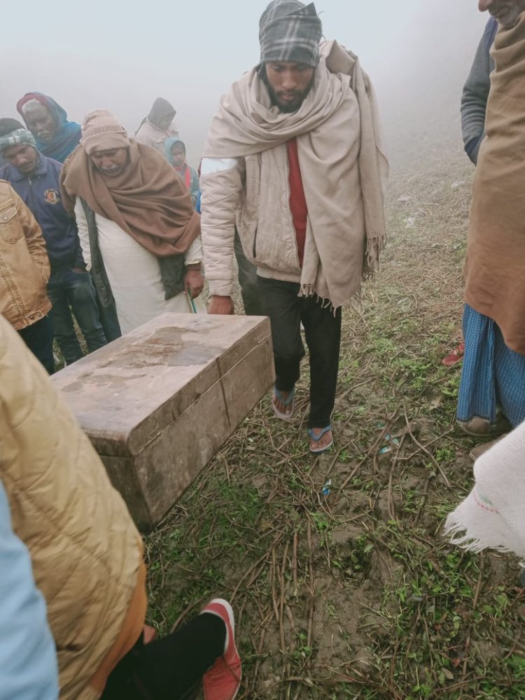 चहारदीवारी फांद कर चोरों ने उड़ाए लाखों का माल