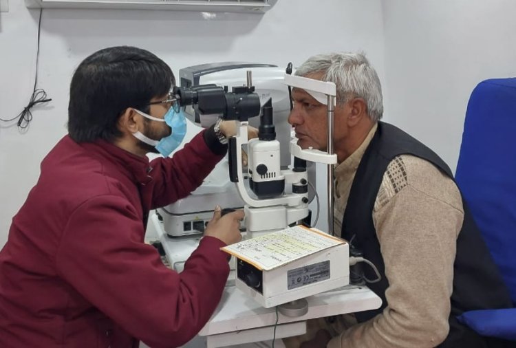 निःशुल्क आँखों का लगाया कैंप, 150 से अधिक लोगो की आँखों की हुई जाँच