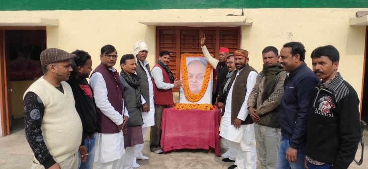 स्वर्गीय जनेश्वर मिश्र के पुण्यतिथि पर समाजवादियों ने किया नमन