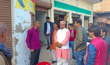 नेपाल विमान हादसे मे मृत युवकों के परिजनो से मिले पुर्व चेयरमैन अरुण सिंह