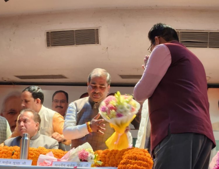 शहर की समस्याओं को लेकर कोनरवा का प्रतिनिधिमंडल जिला प्रभारी मंत्री से मिला, सौंपा ज्ञापन