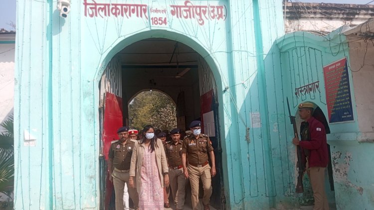 भारी पुलिस फोर्स के साथ जिला जेल पहुंचे डीएम एस पी