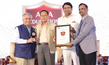 केंद्रीय शिक्षा राज्य मंत्री ने शिक्षण संस्थानों को सम्मानित किया