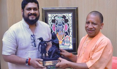 निर्देशक ओम राउत ने यूपी के सीएम योगी आदित्यनाथ से की मुलाकात