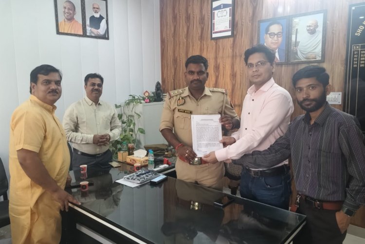 सोसाइटी में चोरी व पुलिस वेरिफिकेशन के लिए देविका गोल्ड होम्ज़ निवासियों ने बिसरख एसएचओ को दिया पत्र