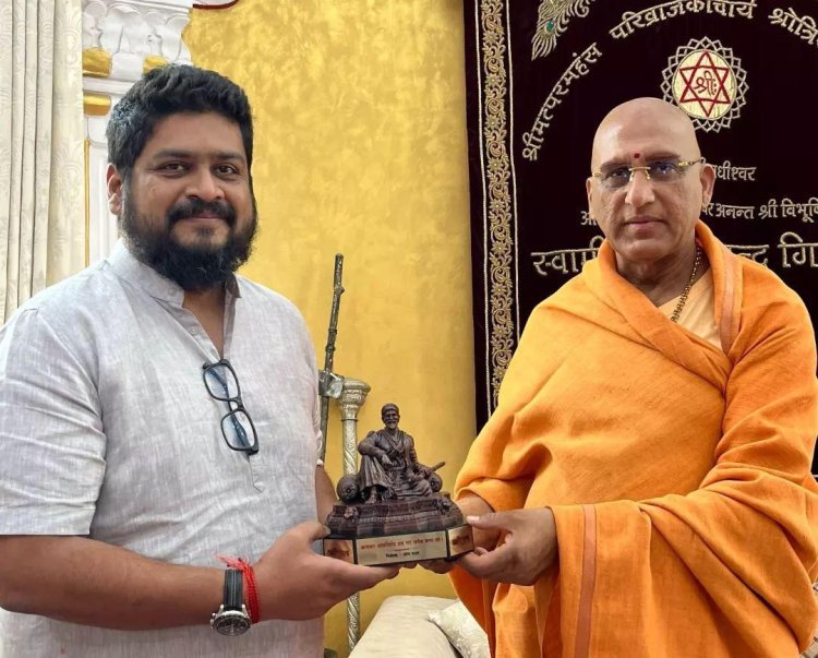निर्देशक ओम राउत ने आचार्य स्वामी अवदेशानंद गिरि का लिया आशीर्वाद