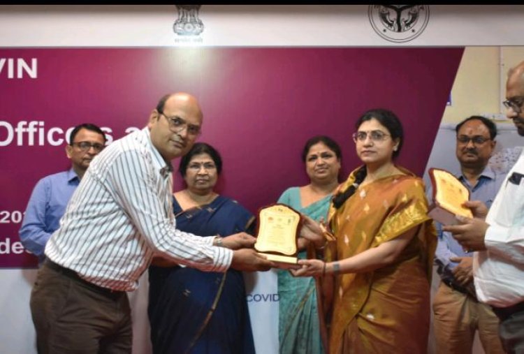 नियमित टीकाकरण वैक्सीन के बेहतर मैनेजमेंट को लेकर सम्मानित हुए डॉ एस के मिश्रा एवं प्रवीण उपाध्याय
