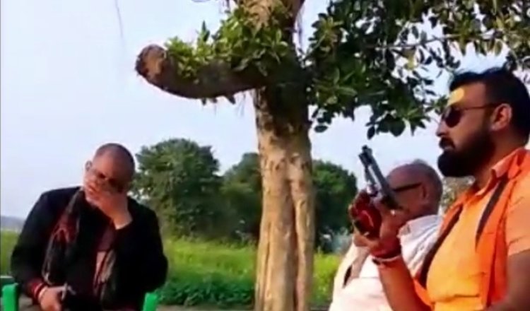 कासिमाबाद थाने के HS सोनू सिंह का हाथ में अवैध पिस्टल लेकर हड़काते वीडियो वायरल।
