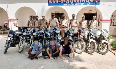 चोरी की नौ मोटर साइकिल के साथ तीन गिरफ्तार