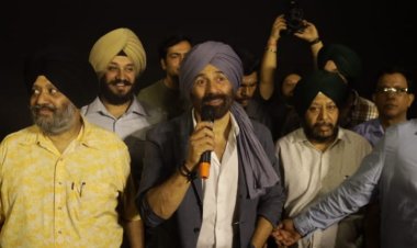 सनी देओल अपनी सबसे बड़ी ब्लॉकबस्टर 'गदर: एक प्रेम कथा' के प्रीमियर के लिए दिल्ली पहुंचे