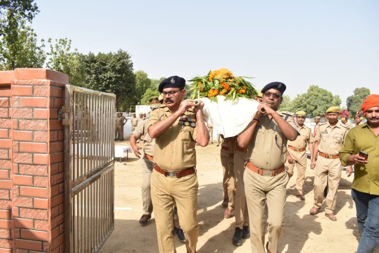 हेड कांस्टेबल के निधन पर एस पी ने दिया कंधा