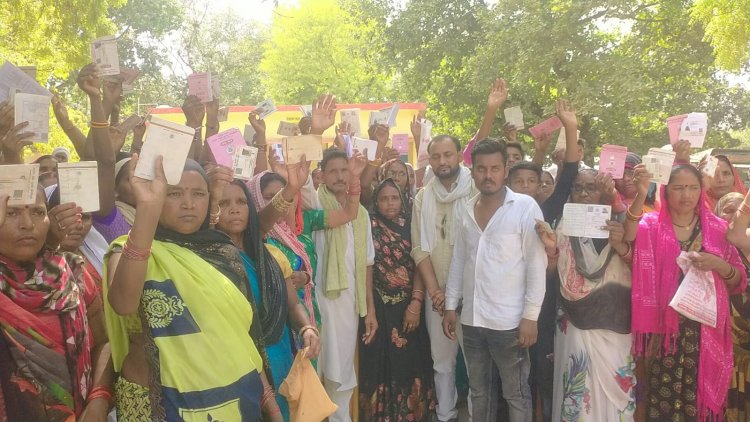 कोटेदार के पक्ष में तहसील पहुंचे ग्रामीण,  पूर्ति निरीक्षक पर लगाया आरोप