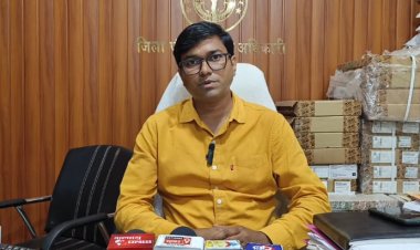 सफाई कर्मचारी बने नेता जी, मजदूर लगाकर करा रहे सफाई