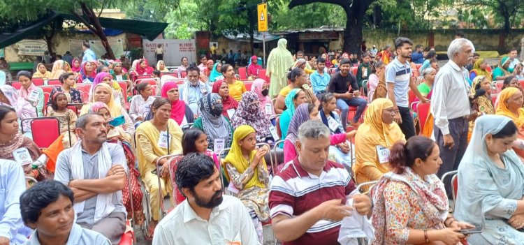 एक वोट एक रोज़गार पर आयोजित जन संसद मे एकत्र हुए लोग