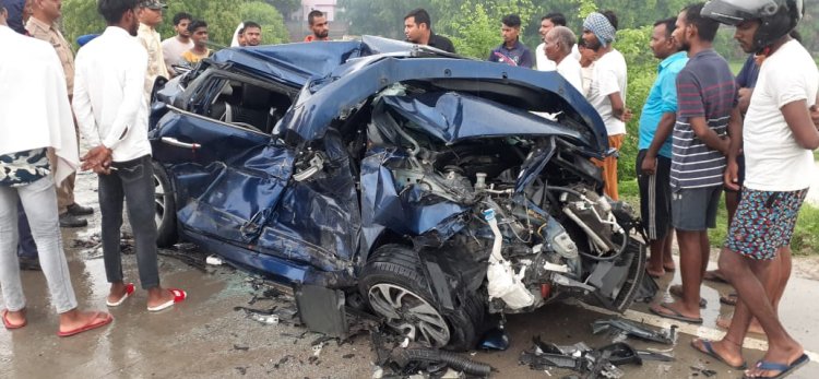 ट्रक और कार की जोरदार टक्कर में दो महिलाओं की मौत, चार घायल