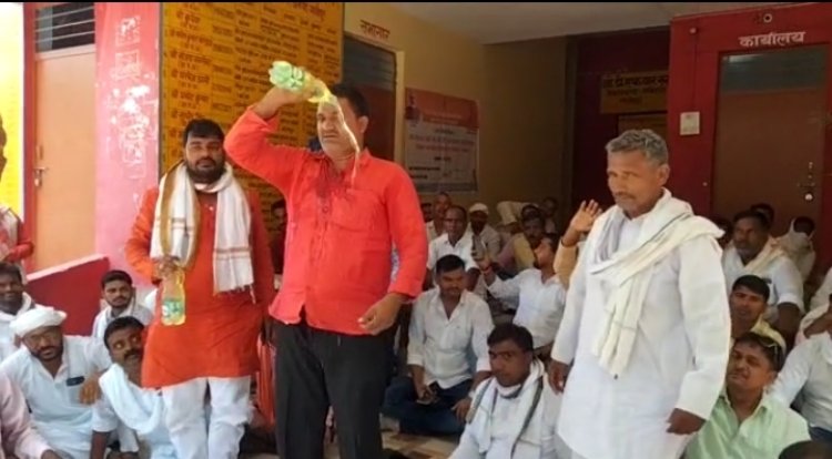 भूगतान नही होने पर ग्राम प्रधानों ने किया आत्मदाह का प्रयास, प्रशासन के हाथ पांव फूले 