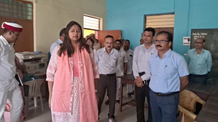 मनिहारी ब्लॉक पहुंचीं डीएम ने वेतन रोकने का दिया निर्देश 