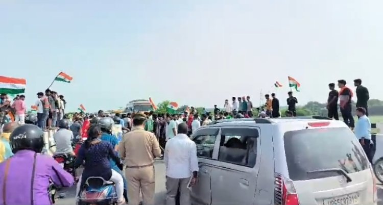आर्मी जवान का पार्थिव शरीर प्राइवेट वाहन से आने पर उग्र युवाओं ने किया सड़क जाम
