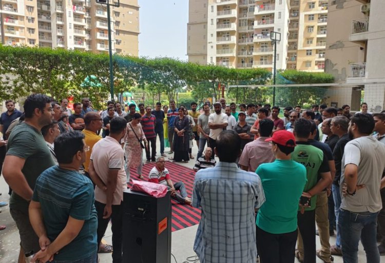 महागुन माइवुड्स सोसाइटी के बिल्डर द्वारा थोपी जा रही एओए के खिलाफ निवासियों का विरोध प्रदर्शन