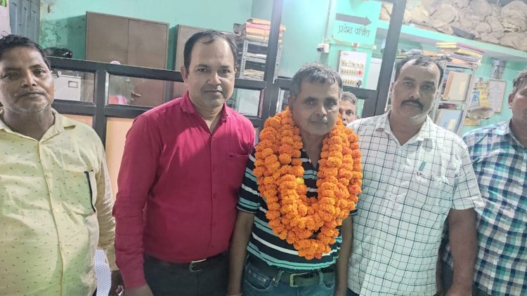 जिला सहकारी बैंक के कैशियर के सेवानिवृत पर हुआ भावभीनी विदाई
