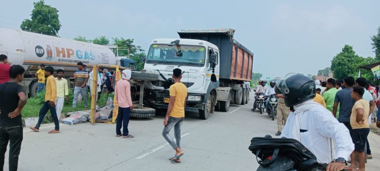 तेज रफ्तार डंपर और विपरीत दिशा से आ रहे ट्रैक्टर में हुआ जोरदार टक्कर